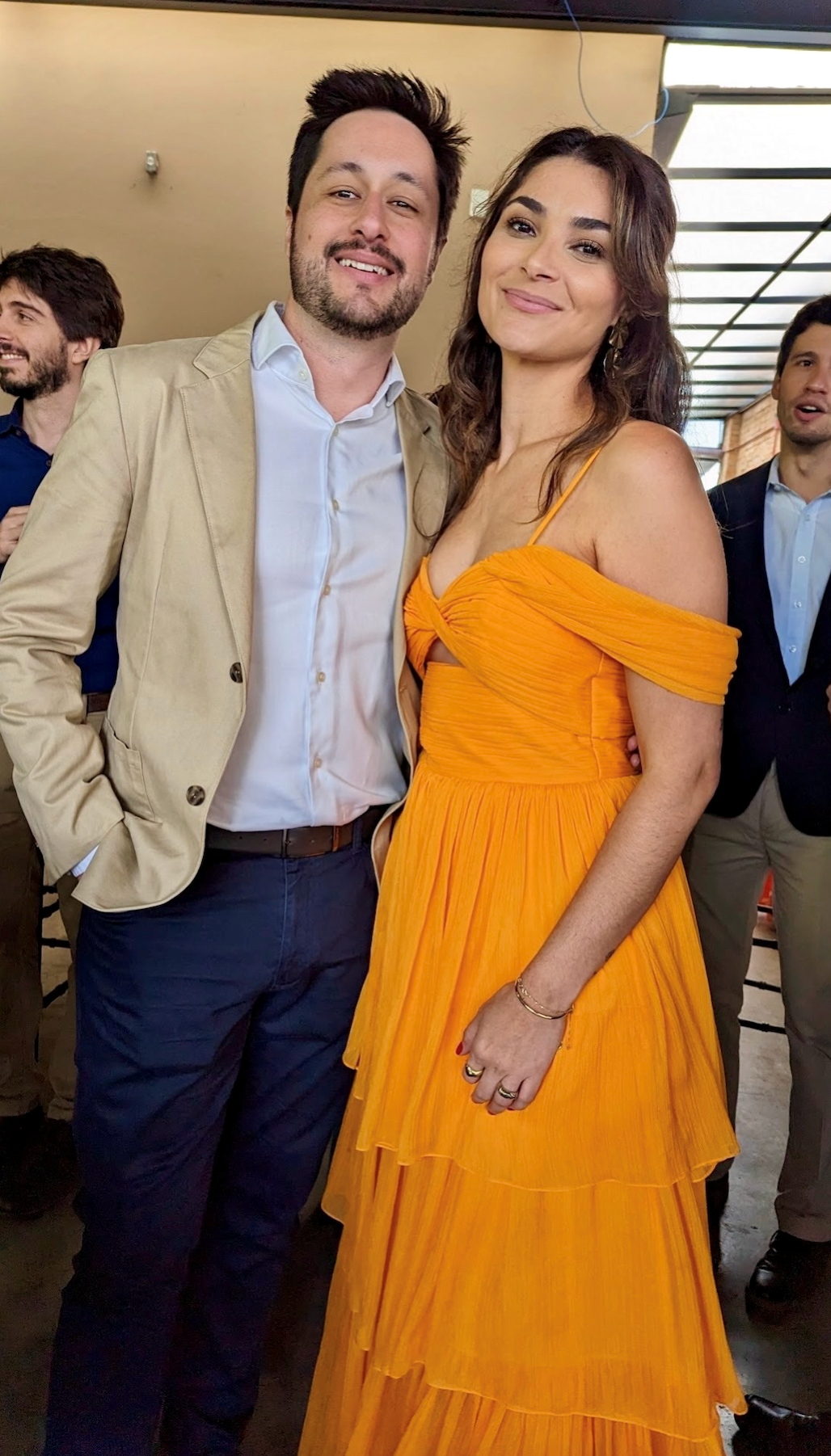 Vestido longo em organza com babados da marca Maracujá