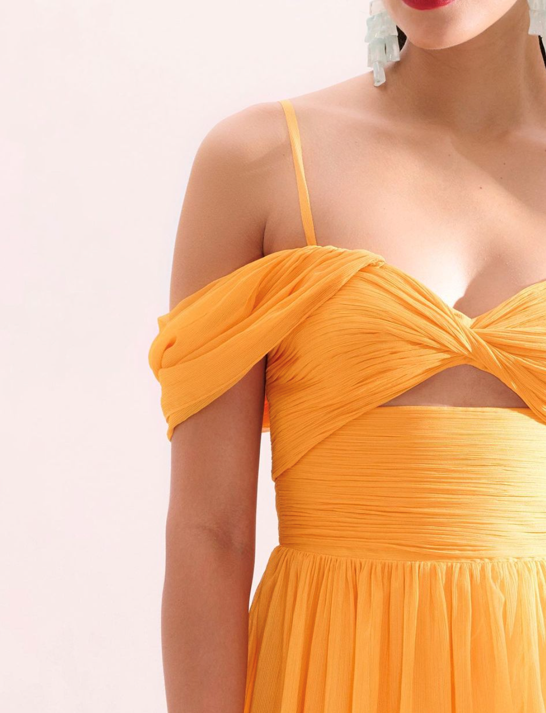 Vestido longo em organza com babados da marca Maracujá